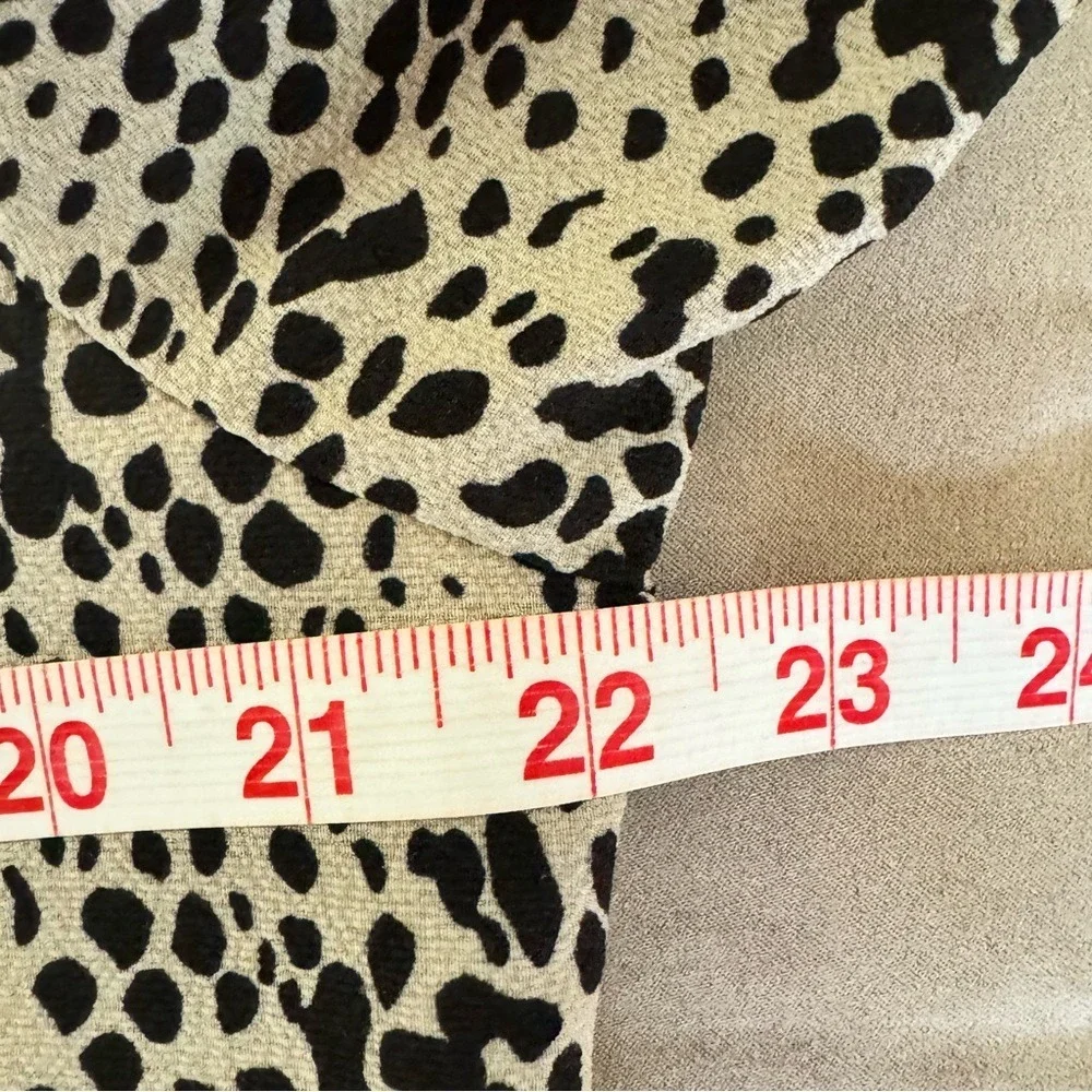 BELONGSCI. V-neckline, long sleeves, Pullover.Tan/Black Animal Print. S… - Picture 9 of 9